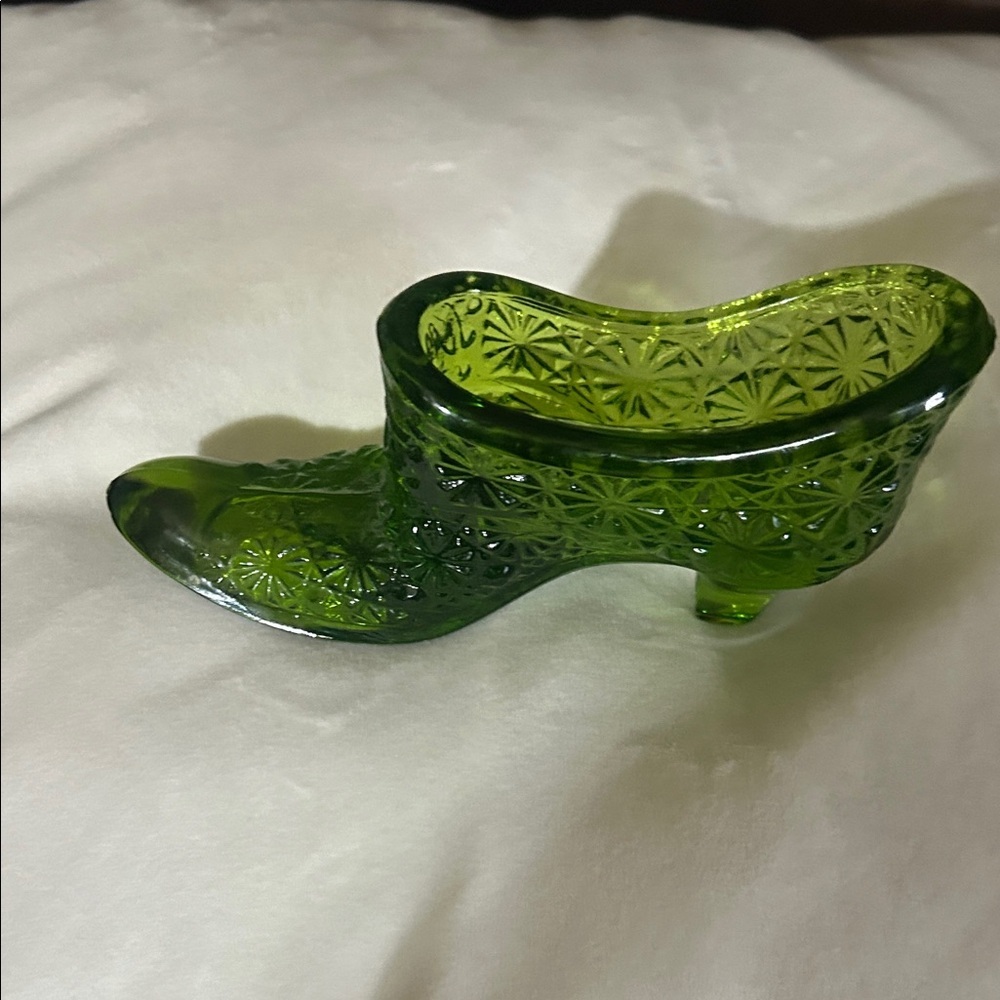 Fenton Art Glass shoe in green Daisy & Button pattern - Picture 7 of 8